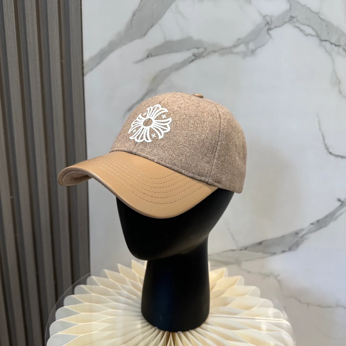 P70 Crow Heart's new autumn and winter fur-stitched baseball cap. It's full of autumn and winter atmosphere. The quality is great. The deepening of the hat shape makes it more elegant. It's very nice for both men and women. It's a classic among classics. It goes well with daily wear. Casual and fashionable.